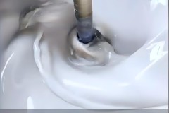 抗粘花连线上光油多少钱一吨？技术价值解析