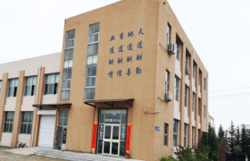 高校实验室玻璃仪器定制：威海新月化玻的精确方案