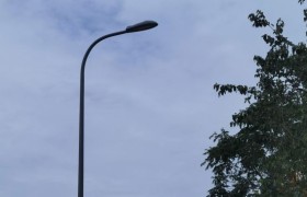 连续阴雨天太阳能路灯不亮，通常是哪部分出了问题？